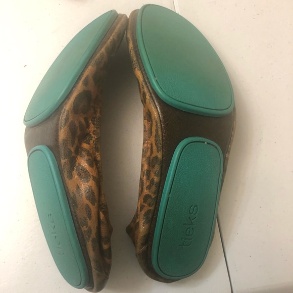 Size 9 leopard print tieks in loved condition - Picture 2 of 6